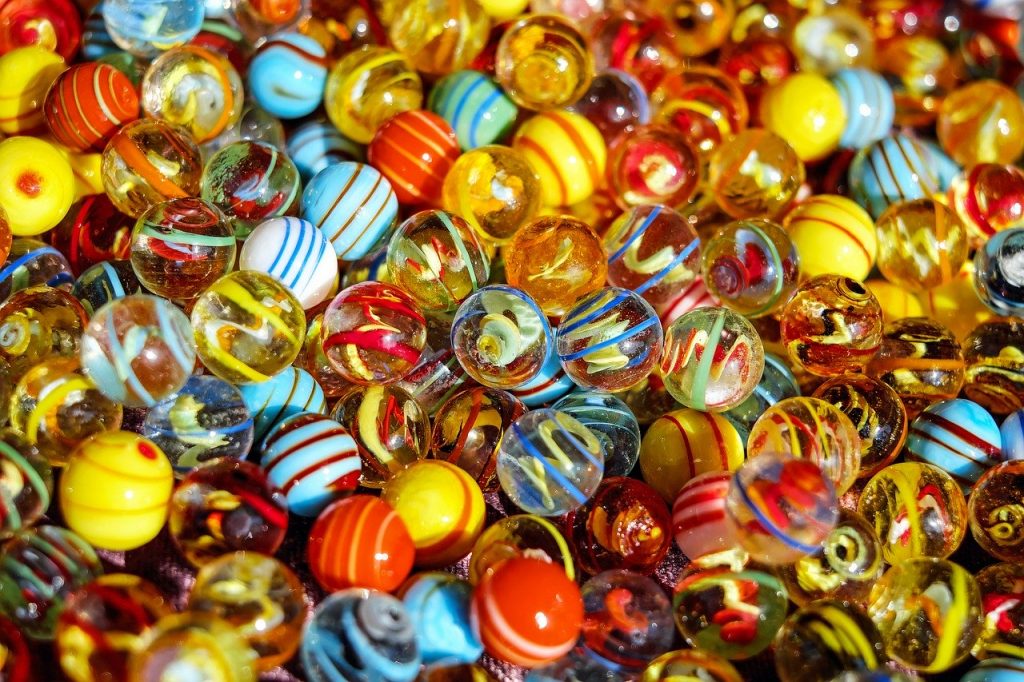 Bolinhas de gude - brincadeira antiga