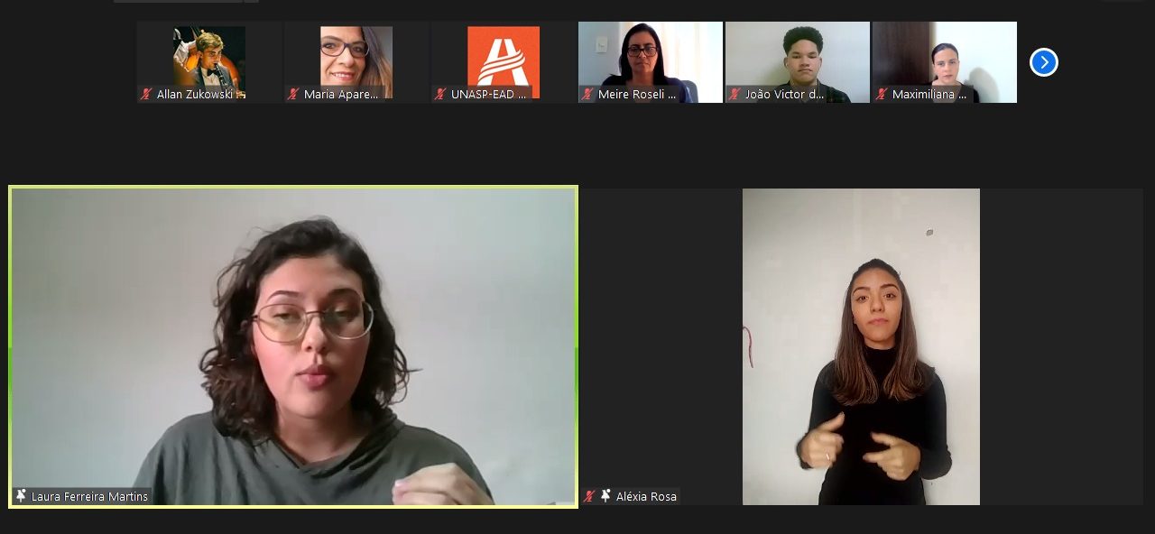 Participantes do seminário PIBID palestram com tradução simultânea em Libras.
