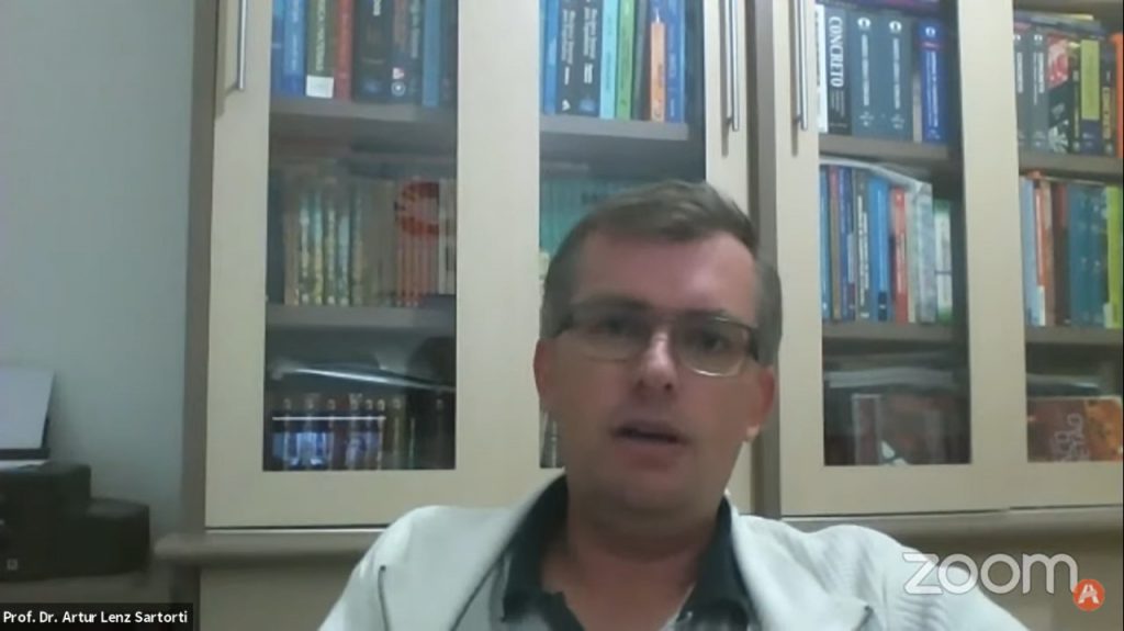 Professor da pós-graduação, Artur Sartorti, fala para os estudantes.
