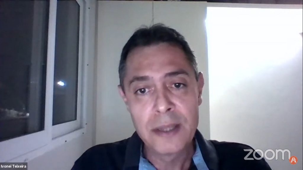 Professor da pós-graduação, Ivonei Teixeira, fala para os estudantes.