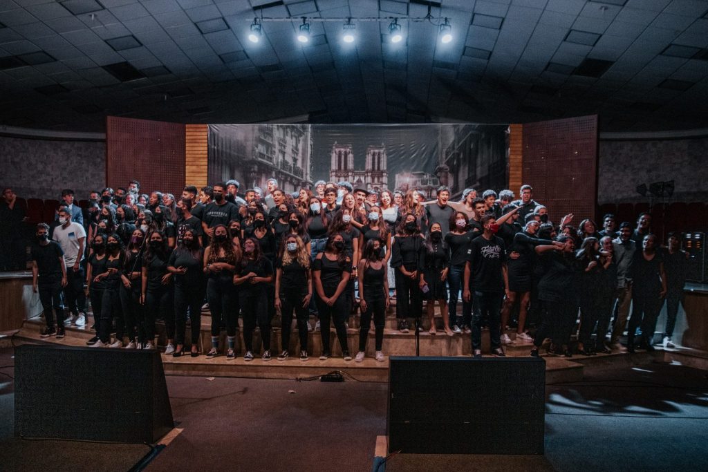 Sarau literário foi apresentado por alunos do Ensino médio, que estão no palco da apresentação.