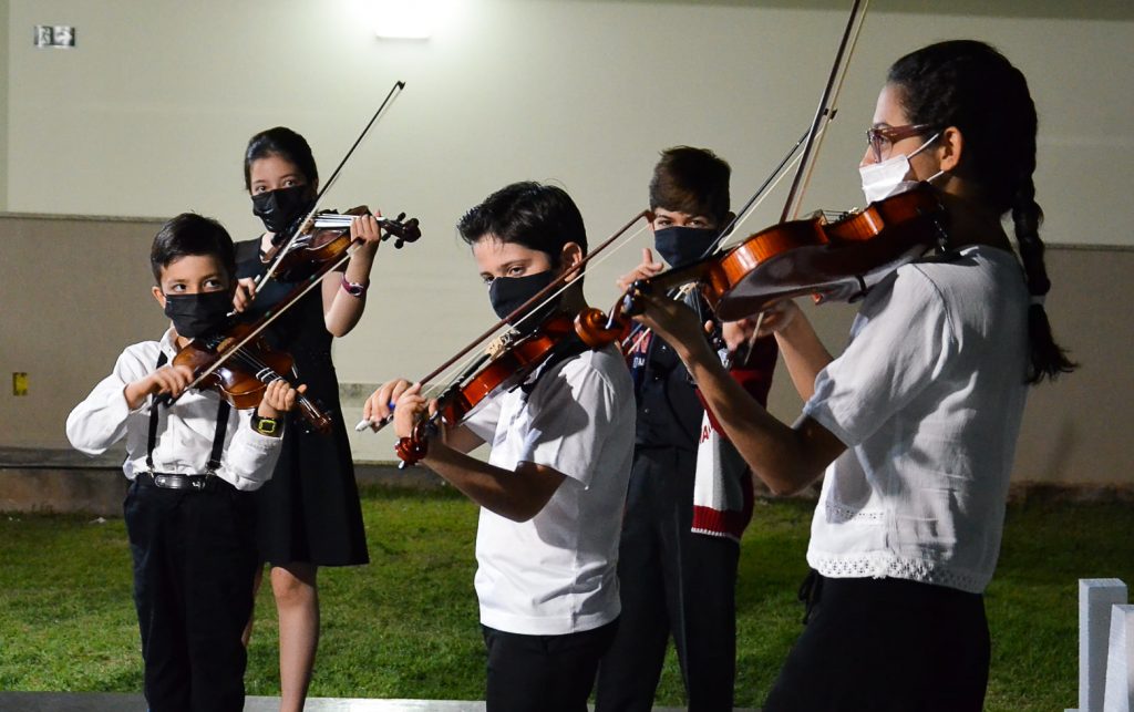 Violinistas do UNASP participaram de programação especial.