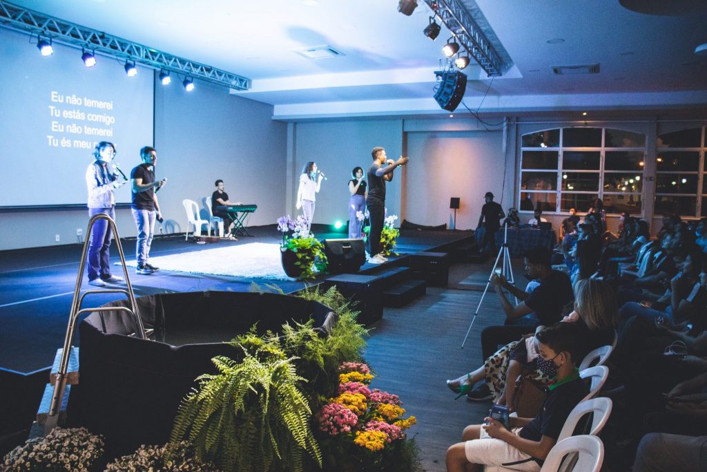 Primeiro culto dos alunos internos teve louvor, pregação e batismo.