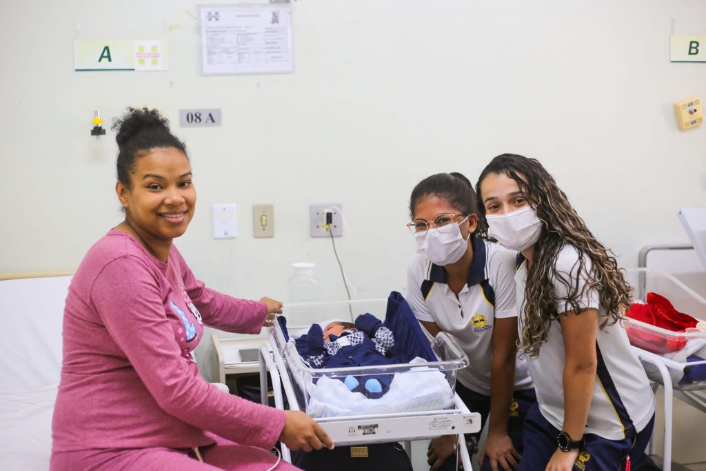 Gestante com seu bebê recebeu presentes de Dia das mães das mães de alunos do Colégio UNASP