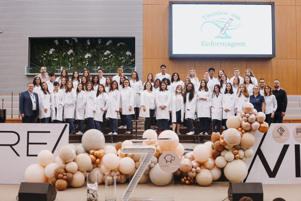 Estudantes da primeira turma do curso técnico em enfermagem no Colégio UNASP campus Hortolândia e a equipe administrativa