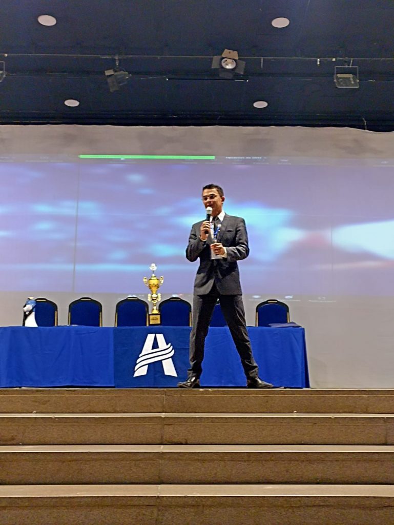 Professor e coordenador Alex Landim falando no V CEIACE