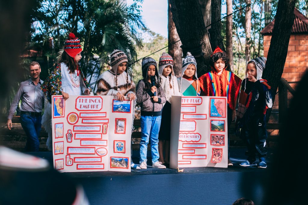 International Country Fair reúne apresentações em inglês dos alunos.