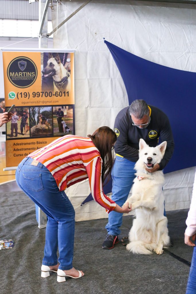 Adestrador fazendo demonstrações com seu cão, para visitantes.